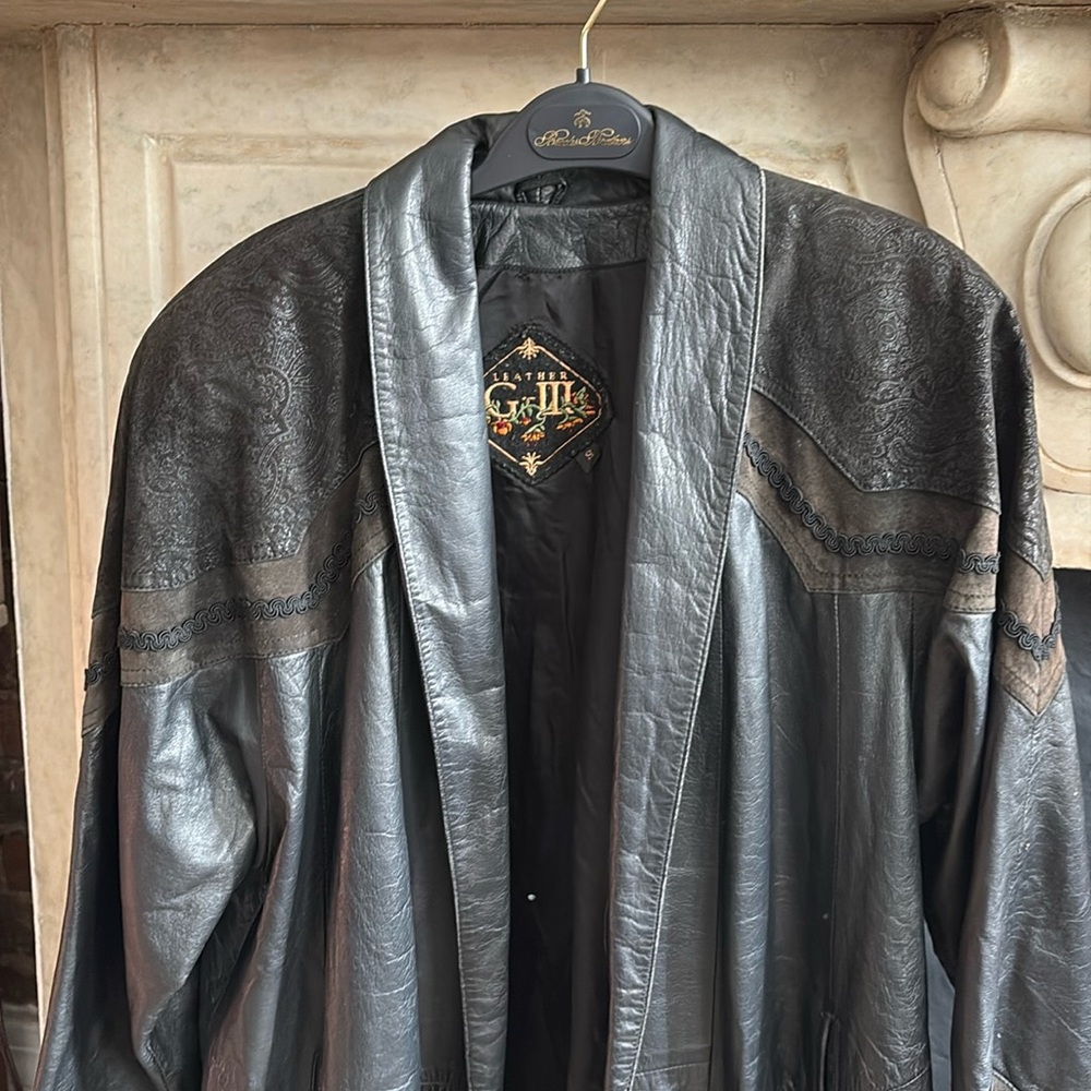 Vintage G-III black leather jacket with details on the shoulder